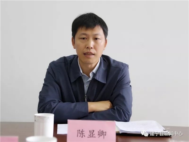 县长陈显卿调研推动"放管服"改革工作