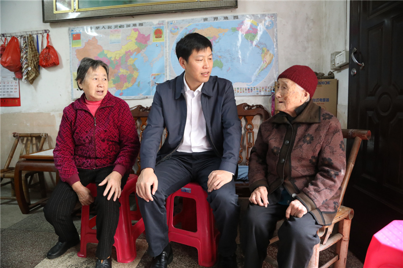 县长陈显卿重阳节看望慰问百岁老人_ 聚焦莲乡_ 建宁县人民政府