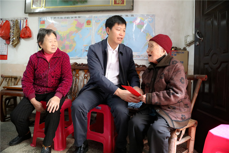 县长陈显卿重阳节看望慰问百岁老人_ 聚焦莲乡_ 建宁县人民政府