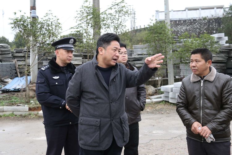 建宁县委书记郑剑波四不两直督查安全生产工作