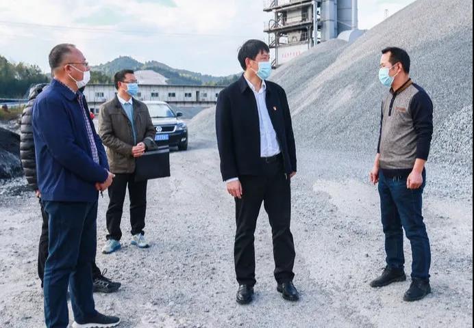 县长陈显卿现场办公提速全面复工复产