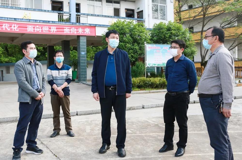 县长陈显卿调研指导学校疫情防控与初三复学工作