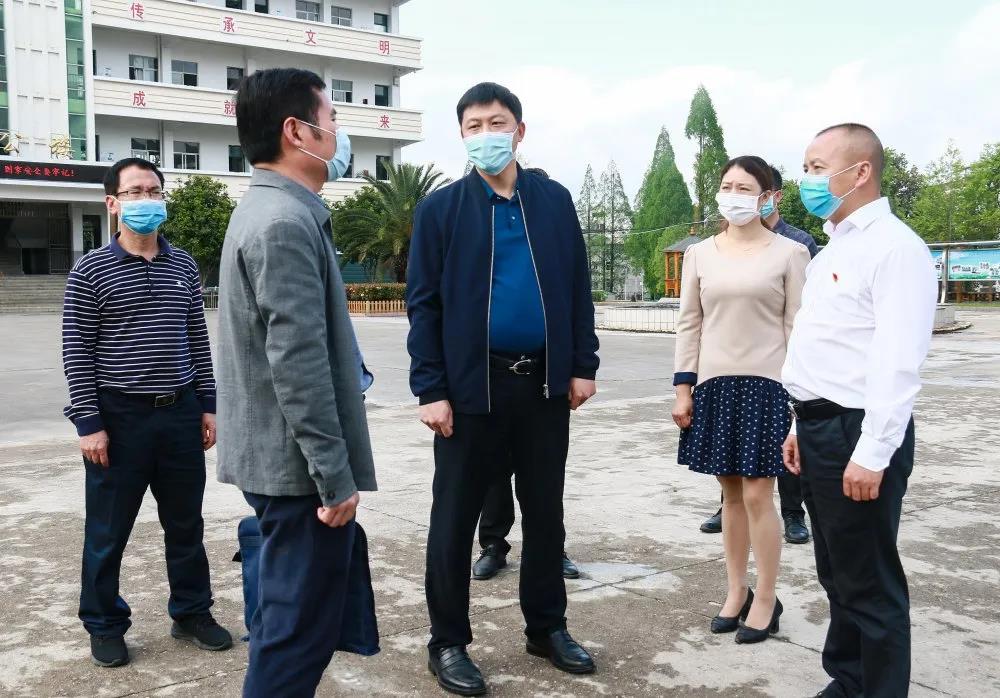 县长陈显卿调研指导学校疫情防控与初三复学工作